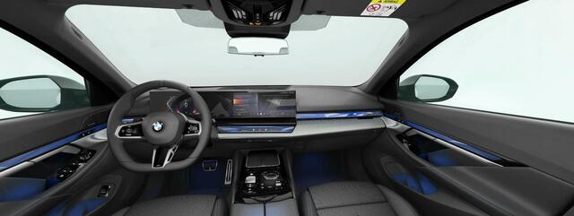 BMW 5-SERIE Touring 520i M Sport Pro - Panoramadak - Driving Assistant Plus - Getinte Ruiten - Elektrisch verwarmde voorstoelen - Harman Kardon - Active Guard - Elektrische verstelbare lendesteunen -