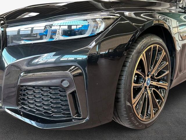 BMW 7-SERIE 745Le xDrive High Executive M-Sport ACC Massage Stoelkoeling Panoramadak Head-Up Entertainment