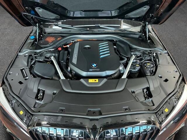 BMW 7-SERIE 745Le xDrive High Executive M-Sport ACC Massage Stoelkoeling Panoramadak Head-Up Entertainment