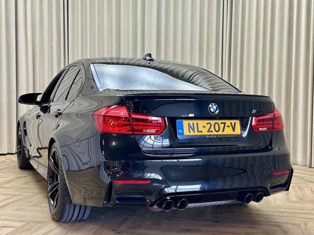 BMW M3 3-serie DCTA *Keramisch* BLACK EDITION / Carbon dak / HUD / Harman Kardon / Stuur/Stoelverwarming / Keyless / 19"M-velg