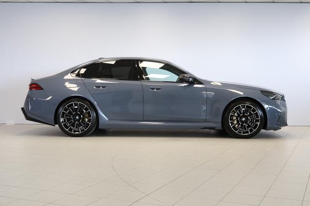 BMW M5 Sedan - Ultimate Pack - Keramische Remmen - Carbon Pack