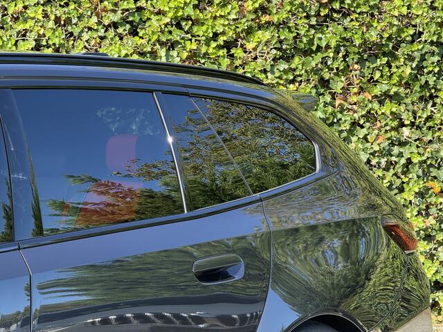 BMW M5 Touring | Panorama | Driving Ass. + | M Driver Pack | Trekhaak | Bowers & Wilkins | Iconic Glow | Carbon Interieurlijst