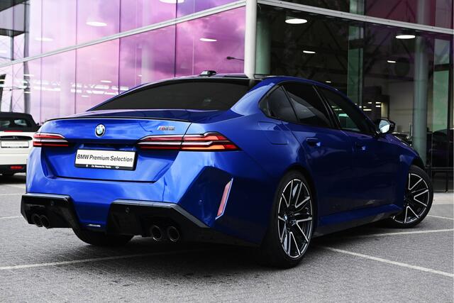BMW M5 5 Serie Automaat / Panoramadak / Stoelventilatie / Bowers & Wilkins / M Multifunctionele voorstoelen / Adaptieve LED / Parking Assistant Plus / Driving Assistant Professional