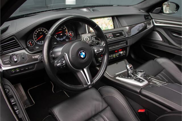 BMW M5 Competition Edition 1/200 600PK | Collectors Item | Full Option| B&O | Pano | Head Up | Softclose | Carbon | Camera | Lane & Side Assist | Stuurverwarming | Alcantara | Sportuitlaat | Dealer O.H. | Memory | Zonneschermen + Achteruit | Dab+ | 20"| Cruise C