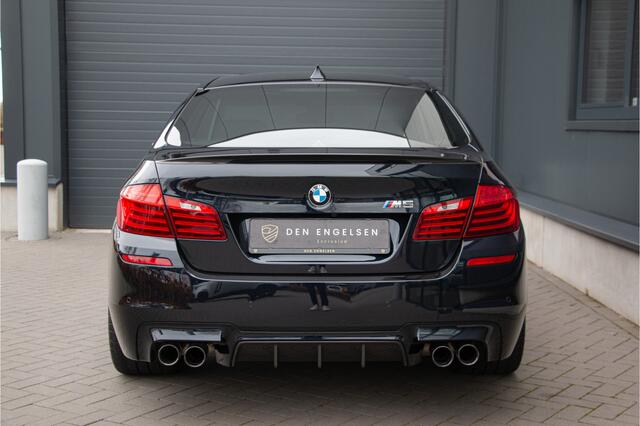 BMW M5 Competition Edition 1/200 600PK | Collectors Item | Full Option| B&O | Pano | Head Up | Softclose | Carbon | Camera | Lane & Side Assist | Stuurverwarming | Alcantara | Sportuitlaat | Dealer O.H. | Memory | Zonneschermen + Achteruit | Dab+ | 20"| Cruise C