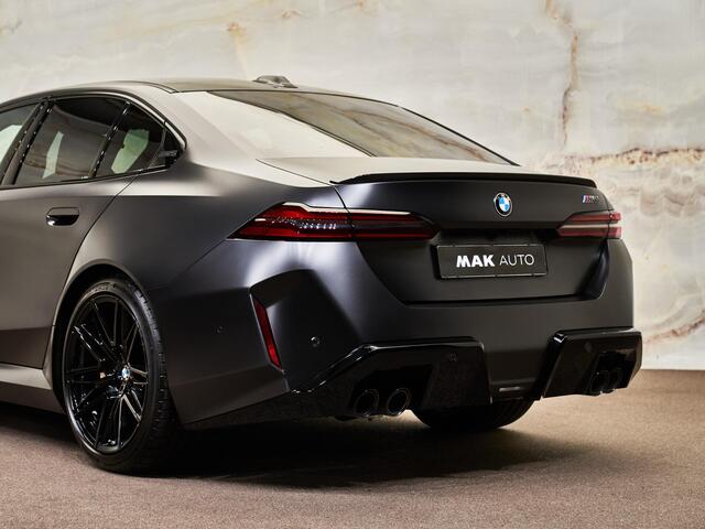 BMW M5 Limousine V8 M Hybrid, Frozen, Ultimate Package, carbon extr., B&W, ceramic, 21'', stl.ventilatie, tr.haak, leder, privacy