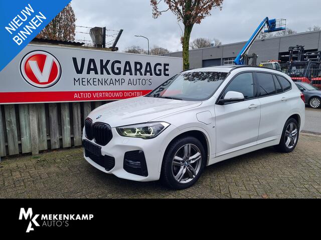 BMW X1 xDrive25e High Executive M Sport 18"/Panoramadak/Head-up/Adaptieve cruise/Sportstoelen/Stoelverwarming/Camera/LED/Keyless/PDC v+a