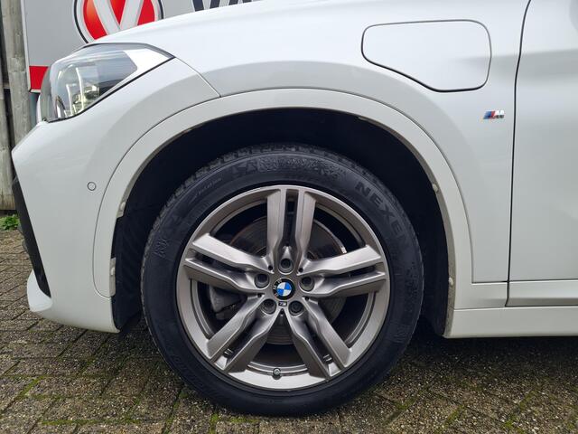 BMW X1 xDrive25e High Executive M Sport 18"/Panoramadak/Head-up/Adaptieve cruise/Sportstoelen/Stoelverwarming/Camera/LED/Keyless/PDC v+a