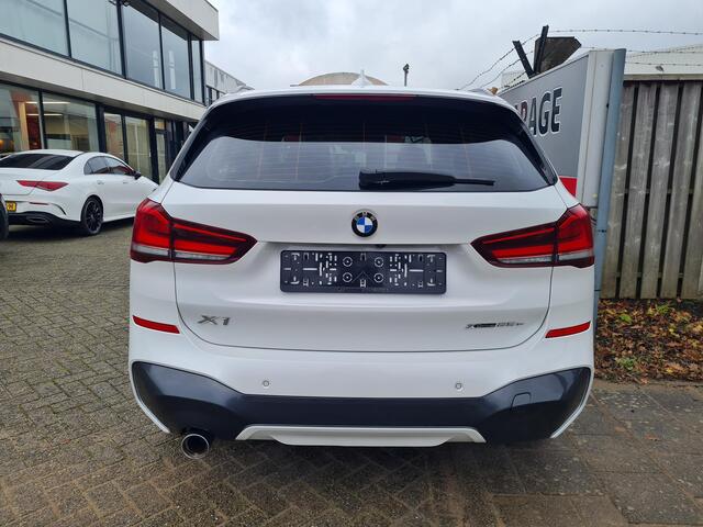 BMW X1 xDrive25e High Executive M Sport 18"/Panoramadak/Head-up/Adaptieve cruise/Sportstoelen/Stoelverwarming/Camera/LED/Keyless/PDC v+a