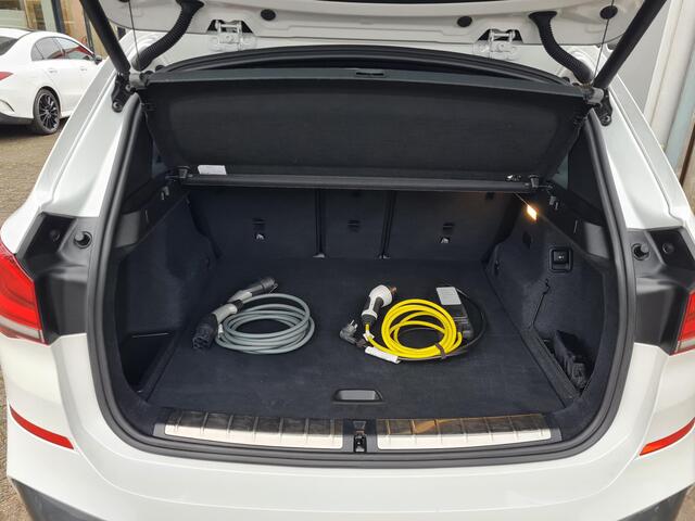 BMW X1 xDrive25e High Executive M Sport 18"/Panoramadak/Head-up/Adaptieve cruise/Sportstoelen/Stoelverwarming/Camera/LED/Keyless/PDC v+a