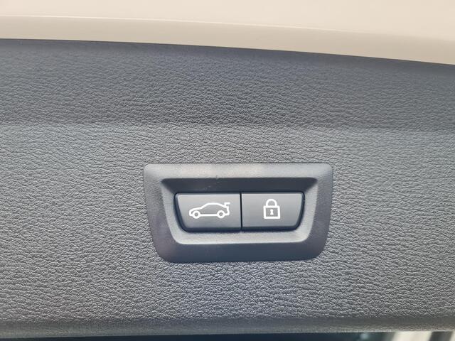 BMW X1 xDrive25e High Executive M Sport 18"/Panoramadak/Head-up/Adaptieve cruise/Sportstoelen/Stoelverwarming/Camera/LED/Keyless/PDC v+a