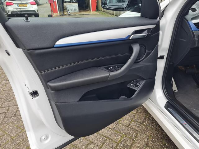 BMW X1 xDrive25e High Executive M Sport 18"/Panoramadak/Head-up/Adaptieve cruise/Sportstoelen/Stoelverwarming/Camera/LED/Keyless/PDC v+a