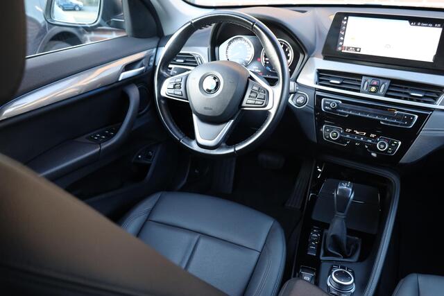 BMW X1 xDrive25e High Executive Edition PLUG-IN! LEER TREKHAAK-AFN HUD CAMERA CRUISE DAB NAVI STOELVERWARMING 2XPDC CLIMA ELEC-KOFFERBAK 18"LMV