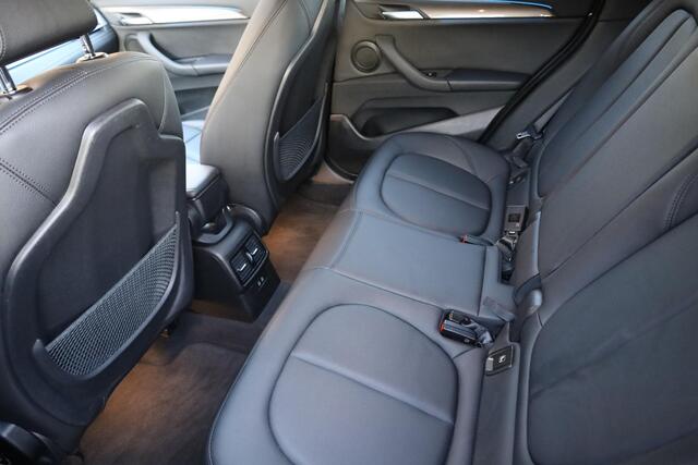 BMW X1 xDrive25e High Executive Edition PLUG-IN! LEER TREKHAAK-AFN HUD CAMERA CRUISE DAB NAVI STOELVERWARMING 2XPDC CLIMA ELEC-KOFFERBAK 18"LMV