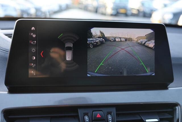 BMW X1 xDrive25e High Executive Edition PLUG-IN! LEER TREKHAAK-AFN HUD CAMERA CRUISE DAB NAVI STOELVERWARMING 2XPDC CLIMA ELEC-KOFFERBAK 18"LMV