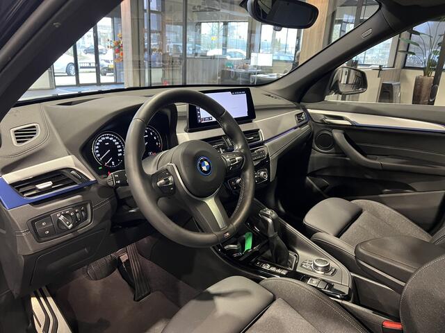 BMW X1 xDrive25e High Executive M-Sport | Panorama | HUD | el stoelen | Camera | Stuurverwarming