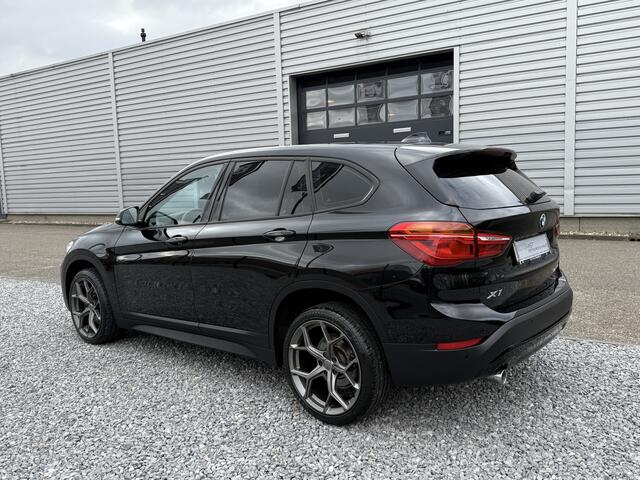 BMW X1 sDrive18i Exe Aut Nav|Cruis|PDC|LED Zwart