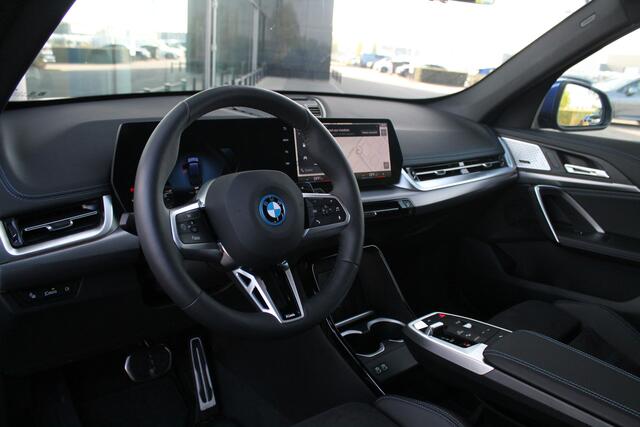 BMW X1 xDrive25e M Sport Automaat / Trekhaak / Sportstoelen / Adaptieve LED / M Adaptief onderstel / Comfort Access / Parking Assistant