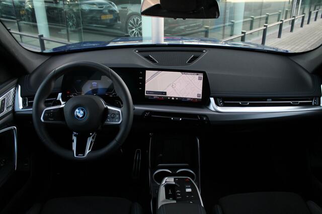 BMW X1 xDrive25e M Sport Automaat / Trekhaak / Sportstoelen / Adaptieve LED / M Adaptief onderstel / Comfort Access / Parking Assistant
