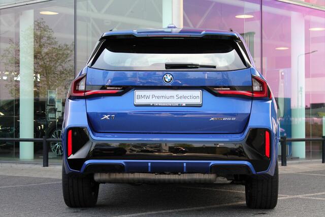 BMW X1 xDrive25e M Sport Automaat / Trekhaak / Sportstoelen / Adaptieve LED / M Adaptief onderstel / Comfort Access / Parking Assistant