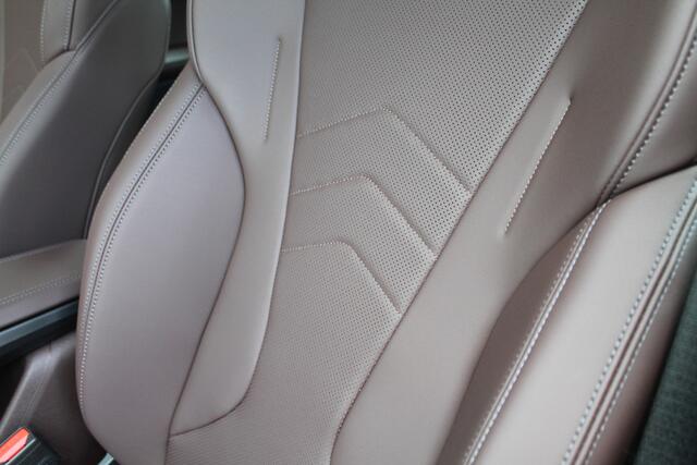 BMW X1 sDrive18i M Sport Automaat / Trekhaak / Sportstoelen / Adaptieve LED / M Adaptief onderstel / Comfort Access / Memory Seats / Stuurverwarming