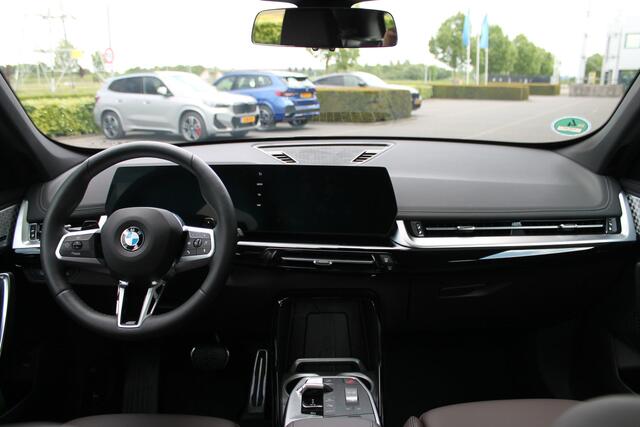 BMW X1 sDrive18i M Sport Automaat / Trekhaak / Sportstoelen / Adaptieve LED / M Adaptief onderstel / Comfort Access / Memory Seats / Stuurverwarming