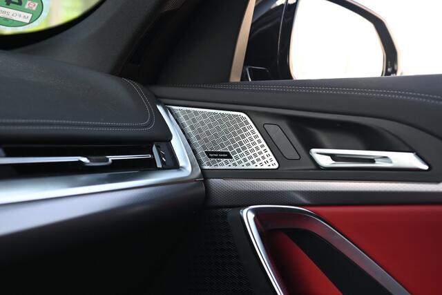 BMW X1 xDrive30e High Executive M Sport Automaat / Trekhaak / Sportstoelen / Adaptieve LED / M Adaptief onderstel / Parking Assistant Plus / Head-Up / Comfort Access