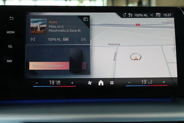 BMW X1 sDrive20i High Executive M Sport Automaat / Panoramadak / Sportstoelen / Parking Assistant Plus / Adaptief M Onderstel / Head-Up / Comfort Access