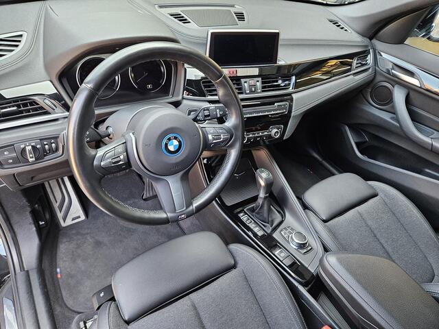 BMW X1 xDrive25e M Sport /Apple Carplay/Sportstoelen/Parkeersens. V+A+Cam/Stoelverw./Elektr. Klep/DAB+/Sperdiff/Trekhaak/(MET GARANTIE*)