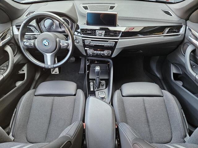 BMW X1 xDrive25e M Sport /Apple Carplay/Sportstoelen/Parkeersens. V+A+Cam/Stoelverw./Elektr. Klep/DAB+/Sperdiff/Trekhaak/(MET GARANTIE*)