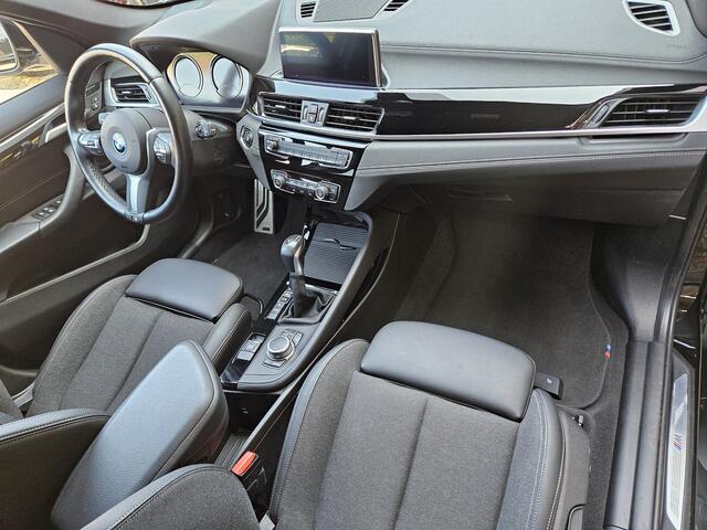 BMW X1 xDrive25e M Sport /Apple Carplay/Sportstoelen/Parkeersens. V+A+Cam/Stoelverw./Elektr. Klep/DAB+/Sperdiff/Trekhaak/(MET GARANTIE*)