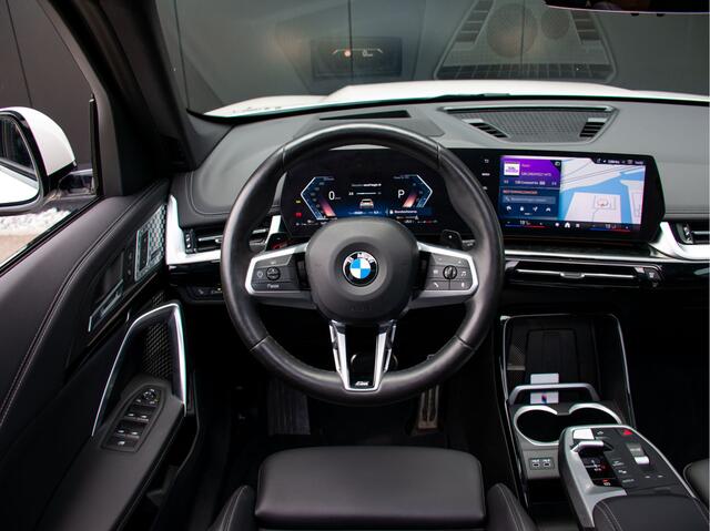 BMW X1 sDrive20i Steptronic M-Sport | Trekhaak | Elektrische stoelen | Adap. LED | Harman Kardon | Schuif-kantel Pano | 360 Camera