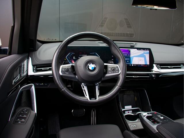 BMW X1 sDrive20i Steptronic M-Sport | Trekhaak | Elektrische stoelen | Adap. LED | Harman Kardon | Schuif-kantel Pano | 360 Camera
