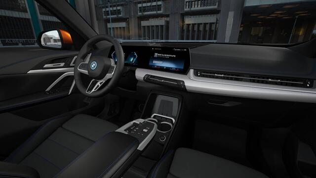 BMW X1 xDrive25e High Executive M Sport Automaat / Panoramadak / Trekhaak / M Sportstoelen / Adaptieve LED / M Adaptief onderstel / Parking Assistant Plus / Stuurverwarming