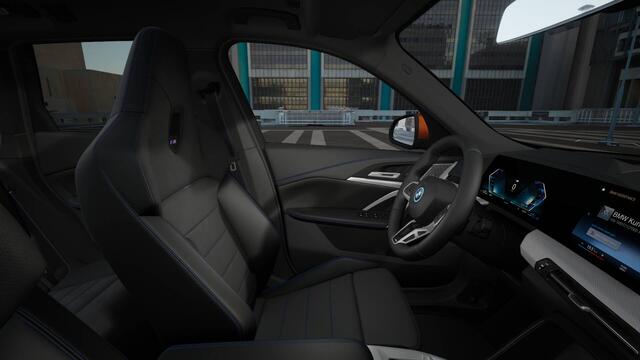 BMW X1 xDrive25e High Executive M Sport Automaat / Panoramadak / Trekhaak / M Sportstoelen / Adaptieve LED / M Adaptief onderstel / Parking Assistant Plus / Stuurverwarming