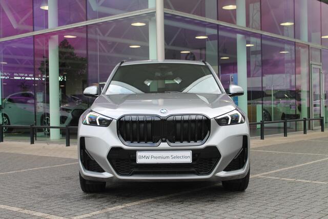 BMW X1 sDrive18i High Executive M Sport Automaat / Panoramadak / Trekhaak / Sportstoelen / Comfort Access / Stoelverwarming / Adaptieve LED / Parking Assistant Plus / Head-Up / Harman-Kardon