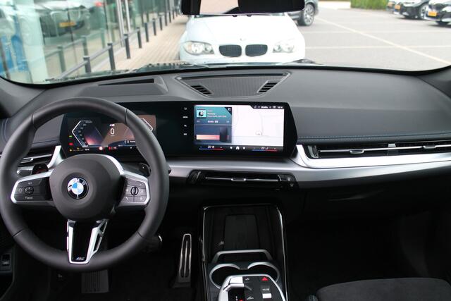 BMW X1 sDrive20i High Executive M Sport Automaat / Panoramadak / Trekhaak / Sportstoelen / Comfort Access / M Adaptief onderstel / Adaptieve LED / Parking Assistant Plus / Head-Up / Harman-Kardon