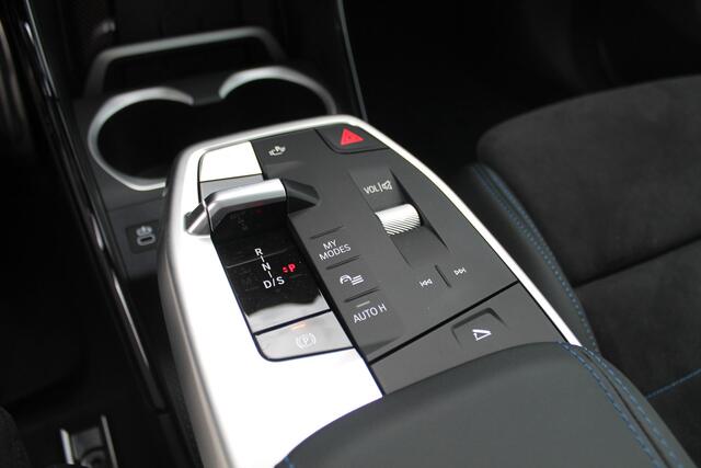 BMW X1 sDrive20i High Executive M Sport Automaat / Panoramadak / Trekhaak / Sportstoelen / Comfort Access / M Adaptief onderstel / Adaptieve LED / Parking Assistant Plus / Head-Up / Harman-Kardon