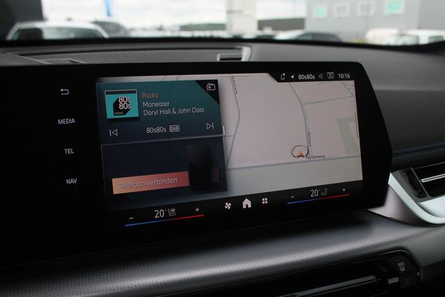 BMW X1 sDrive20i High Executive M Sport Automaat / Panoramadak / Trekhaak / Sportstoelen / Comfort Access / M Adaptief onderstel / Adaptieve LED / Parking Assistant Plus / Head-Up / Harman-Kardon