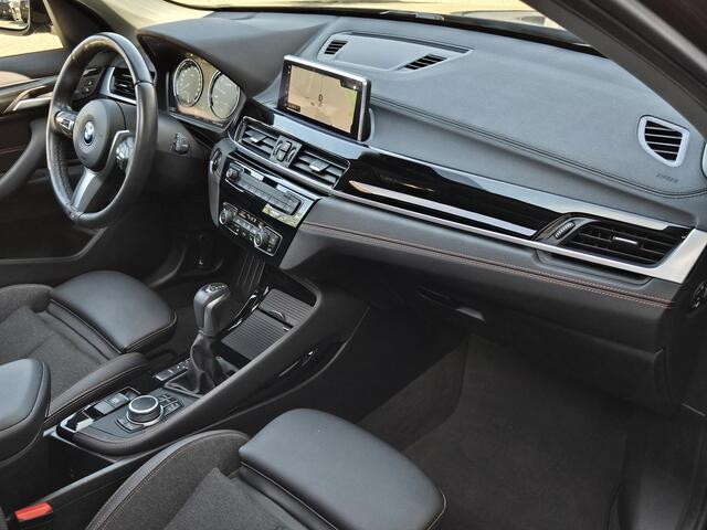 BMW X1 xDrive25e eDrive Sport Line | PANORAMA | SPORTSTOELEN | ELEKTR. ACHTERKLEP | CAMERA |