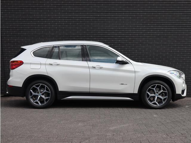 BMW X1 xDrive20i High Executive | Head Up | Panorama dak | Trekhaak |