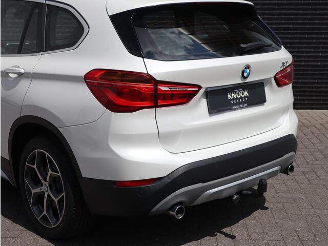 BMW X1 xDrive20i High Executive | Head Up | Panorama dak | Trekhaak |