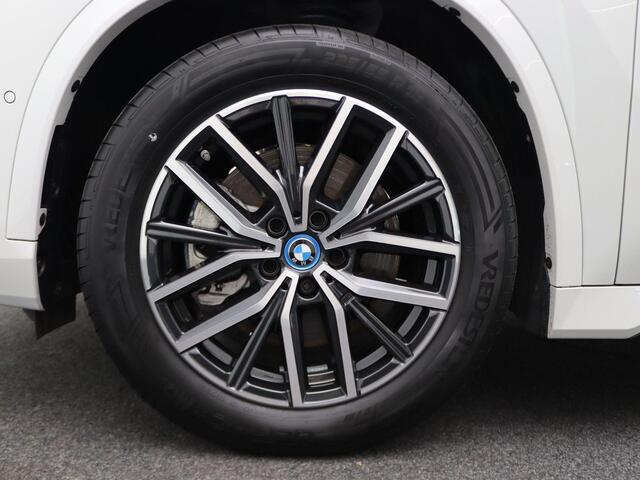 BMW X1 xDrive30e M Sportpakket | Premium Pack | Adaptief M Onderstel | Comfort Access | Trekhaak | Driving Assistant Plus | 18''