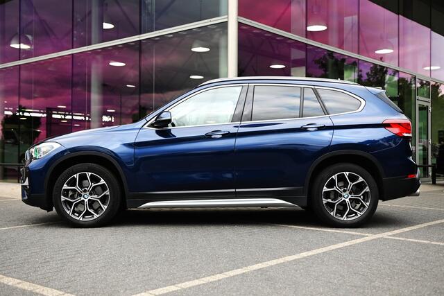 BMW X1 sDrive20i High Executive xLine Automaat / LED / Head-Up / Park Assistant / Stoelverwarming / Cruise Control / Navigatie Plus