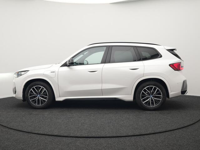 BMW X1 xDrive30e M Sport Plug In Hybrid 326pk Dealer O.H PHEV | Adaptive Cruise | 360 Camera | Head Up | Lederen Sportstoelen Massage & Memory | Harman Kardon | Widescreen Navi | Keyless | Sfeerverlichting |