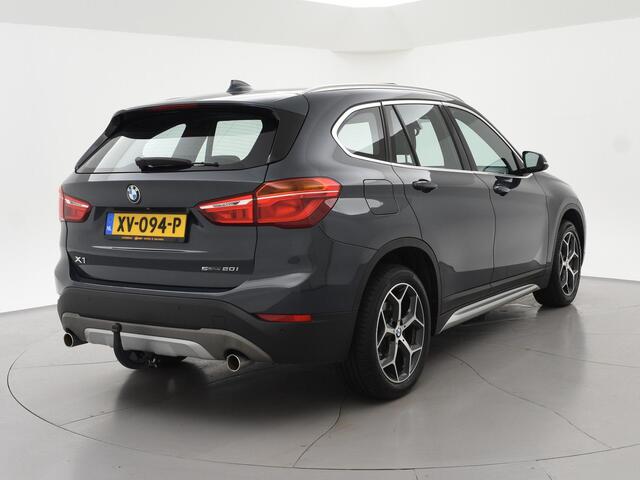 BMW X1 sDrive20i 192 PK AUT. + TREKHAAK | PANORAMA | SPORTSTOELEN LEDER | HEAD-UP | CAMERA | STOELVERWARMING
