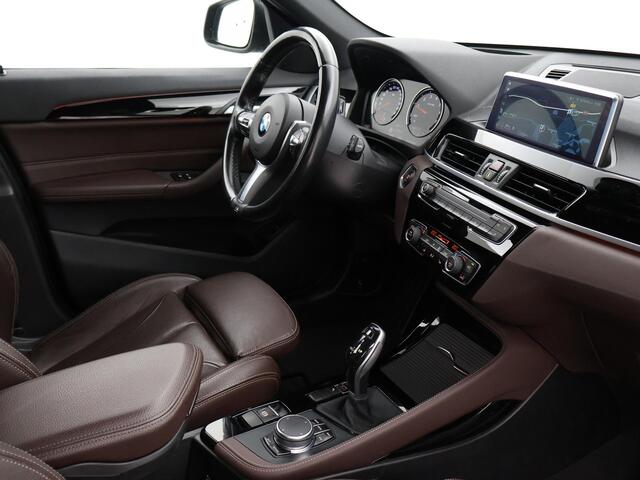 BMW X1 sDrive20i 192 PK AUT. + TREKHAAK | PANORAMA | SPORTSTOELEN LEDER | HEAD-UP | CAMERA | STOELVERWARMING