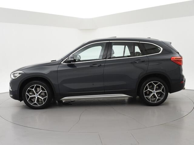 BMW X1 sDrive20i 192 PK AUT. + TREKHAAK | PANORAMA | SPORTSTOELEN LEDER | HEAD-UP | CAMERA | STOELVERWARMING