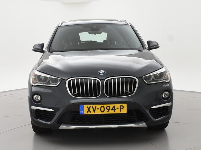 BMW X1 sDrive20i 192 PK AUT. + TREKHAAK | PANORAMA | SPORTSTOELEN LEDER | HEAD-UP | CAMERA | STOELVERWARMING