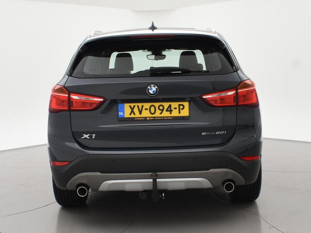 BMW X1 sDrive20i 192 PK AUT. + TREKHAAK | PANORAMA | SPORTSTOELEN LEDER | HEAD-UP | CAMERA | STOELVERWARMING
